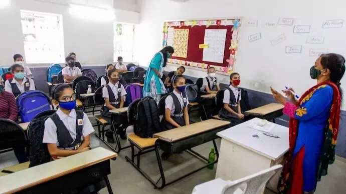 ಗುಜರಾತ್: 170 ಸರಕಾರಿ ಪ್ರಾಥಮಿಕ ಶಾಲೆಗಳಲ್ಲಿ ಯಾವುದೇ ಮಕ್ಕಳಿಲ್ಲ; ಕಳೆದ 3 ವರ್ಷದಲ್ಲಿ 329 ತರಗತಿಗಳು ಸ್ಥಗಿತ ಗುಜರಾತ್: 170 ಸರಕಾರಿ ಪ್ರಾಥಮಿಕ ಶಾಲೆಗಳಲ್ಲಿ ಯಾವುದೇ ಮಕ್ಕಳಿಲ್ಲ; ಕಳೆದ 3 ವರ್ಷದಲ್ಲಿ 329 ತರಗತಿಗಳು ಸ್ಥಗಿತ