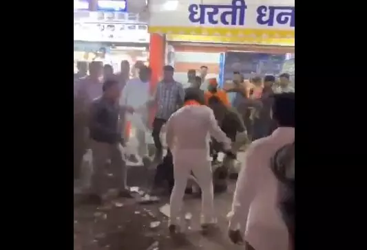 ಜನರ ಗುಂಪಿನ ಮೇಲೆ ಪೋಲೀಸ್‌ ಲಾಠಿಯಿಂದ ಹಲ್ಲೆ ನಡೆಸಿದ ಶಿವಸೇನೆ ಶಾಸಕ; ವಿಡಿಯೊ ವೈರಲ್