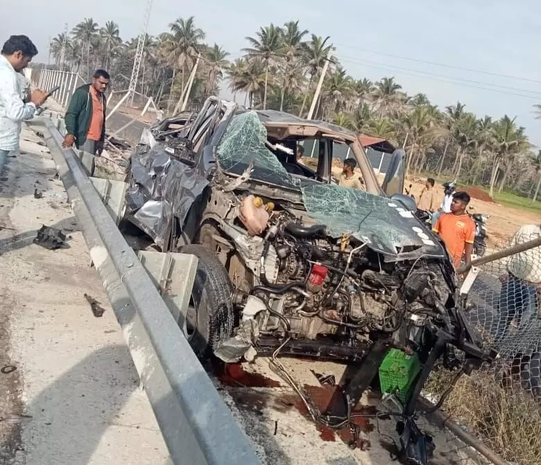 ಮಂಡ್ಯ: ಟಯರ್‌ ಸ್ಫೋಟಗೊಂಡು ಕಾರು ಪಲ್ಟಿ; ಅಪಾಯದಿಂದ ಪಾರಾದ ಪ್ರಯಾಣಿಕರು