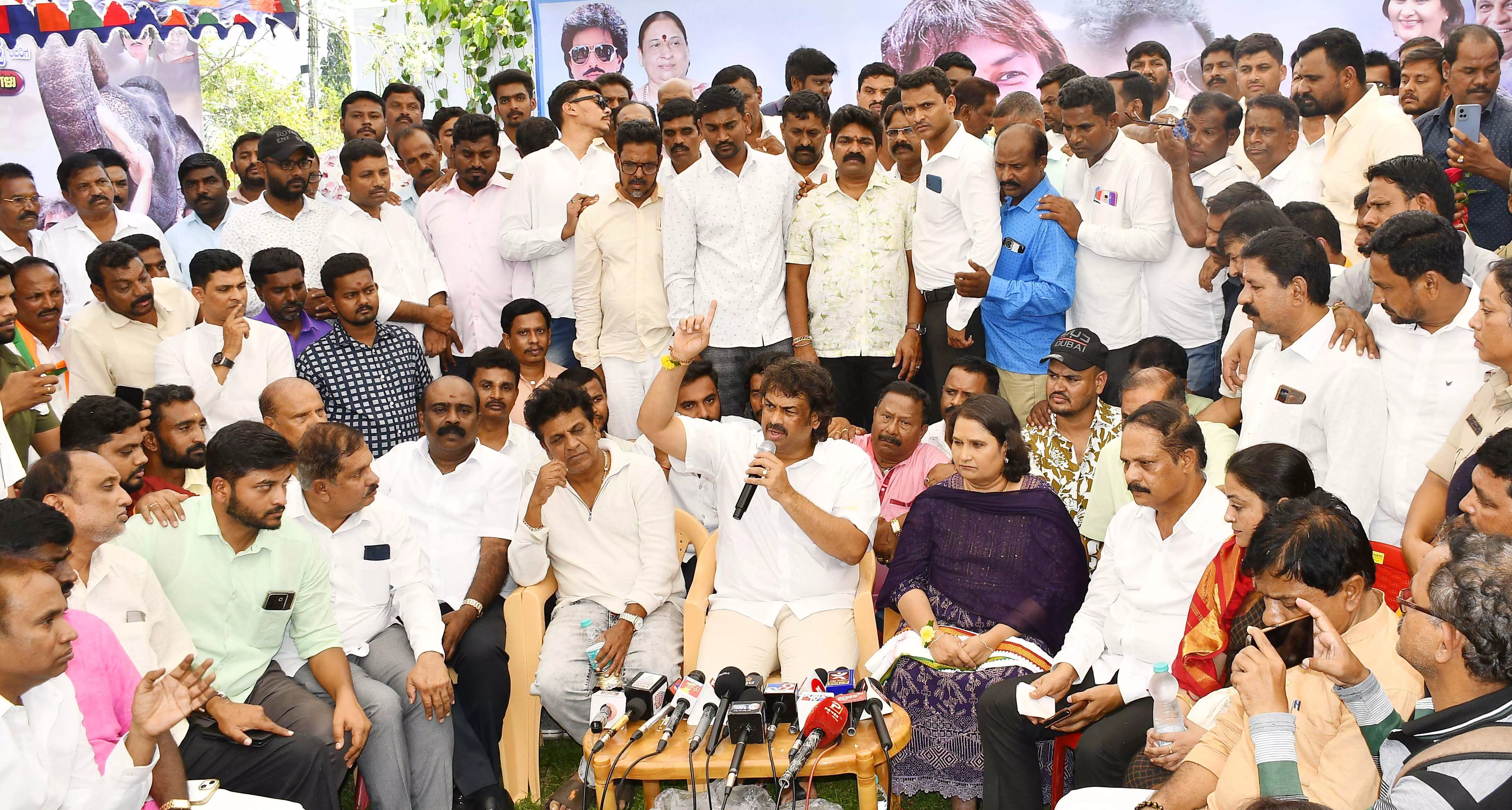 ನನ್ನ ಪತ್ನಿ ಶಾಸಕಿ-ಸಂಸದೆಯಾಗಿ ಆಯ್ಕೆಯಾಗಲಿ ಎಂಬ ಆಸೆ ನನಗೂ ಇದೆ: ಶಿವರಾಜ್ ಕುಮಾರ್ ನನ್ನ ಪತ್ನಿ ಶಾಸಕಿ-ಸಂಸದೆಯಾಗಿ ಆಯ್ಕೆಯಾಗಲಿ ಎಂಬ ಆಸೆ ನನಗೂ ಇದೆ: ಶಿವರಾಜ್ ಕುಮಾರ್