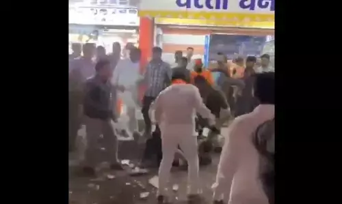 ಜನರ ಗುಂಪಿನ ಮೇಲೆ ಪೋಲೀಸ್‌ ಲಾಠಿಯಿಂದ ಹಲ್ಲೆ ನಡೆಸಿದ ಶಿವಸೇನೆ ಶಾಸಕ; ವಿಡಿಯೊ ವೈರಲ್