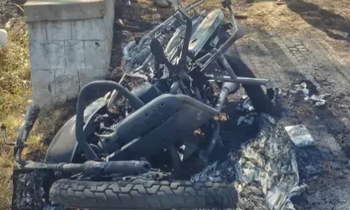 ಹಾಸನ: ದಲಿತನ ಮೇಲೆ ಸವರ್ಣೀಯರಿಂದ ಕಲ್ಲು ತೂರಾಟ, ಬೈಕ್ ಗೆ ಬೆಂಕಿ; ಆರೋಪ