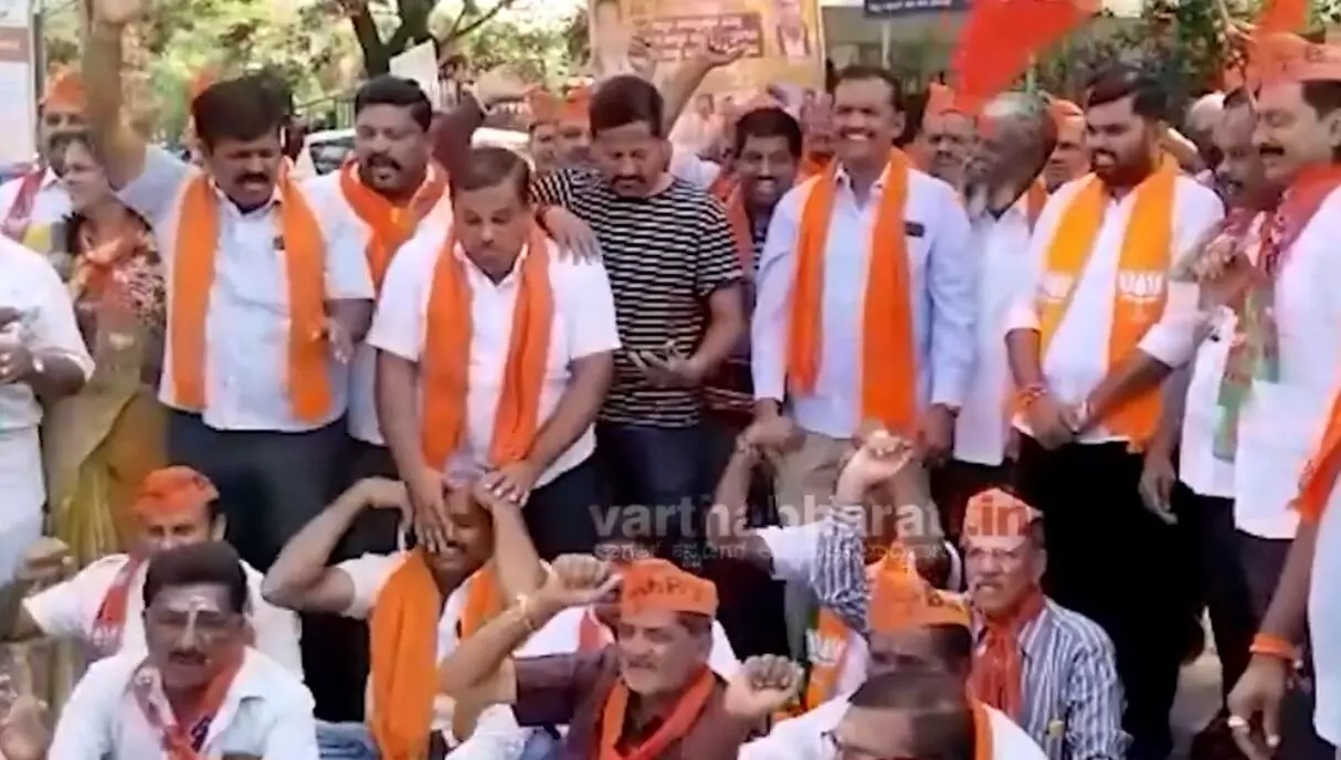 ಮಂಡ್ಯ: ಪಾಕಿಸ್ತಾನ್ ಝಿಂದಾಬಾದ್ ಘೋಷಣೆ ಆರೋಪ; ಬಿಜೆಪಿ ಕಾರ್ಯಕರ್ತನ ಬಂಧನ ಮಂಡ್ಯ: ಪಾಕಿಸ್ತಾನ್ ಝಿಂದಾಬಾದ್ ಘೋಷಣೆ ಆರೋಪ; ಬಿಜೆಪಿ ಕಾರ್ಯಕರ್ತನ ಬಂಧನ