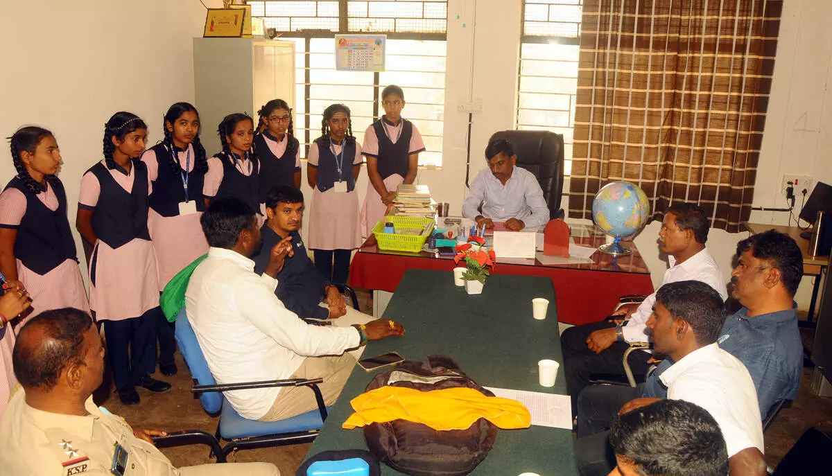 ಚಿಕ್ಕಮಗಳೂರು | ವಸತಿ ಶಾಲೆ ಶಿಕ್ಷಕಿಯಿಂದ ವಿದ್ಯಾರ್ಥಿನಿಯರಿಗೆ ಹಲ್ಲೆ, ಕಿರುಕುಳ ಆರೋಪ: ಕಾನೂನು ಕ್ರಮಕ್ಕೆ ದಲಿತ ಮುಖಂಡರಿಂದ ಒತ್ತಾಯ ಚಿಕ್ಕಮಗಳೂರು | ವಸತಿ ಶಾಲೆ ಶಿಕ್ಷಕಿಯಿಂದ ವಿದ್ಯಾರ್ಥಿನಿಯರಿಗೆ ಹಲ್ಲೆ, ಕಿರುಕುಳ ಆರೋಪ: ಕಾನೂನು ಕ್ರಮಕ್ಕೆ ದಲಿತ ಮುಖಂಡರಿಂದ ಒತ್ತಾಯ