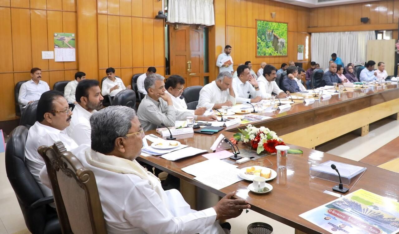 ಬರ ನಿರ್ವಹಣೆ :  ಸಹಾಯವಾಣಿ , ಕಂಟ್ರೋಲ್ ರೂಮ್ ಗಳ ಸ್ಥಾಪನೆಗೆ ಸಿಎಂ ಸಿದ್ದರಾಮಯ್ಯ ಸೂಚನೆ