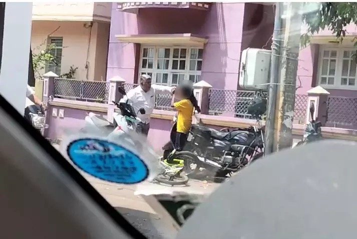 ಮಂಡ್ಯ | ಸ್ಕೂಟರ್ ಗೆ ಅಡ್ಡ ಬಂದ ಸೈಕಲ್: ಶಾಲಾ ಬಾಲಕಿಗೆ ವ್ಯಕ್ತಿಯಿಂದ ಹಲ್ಲೆ; ದೂರು ದಾಖಲು ಮಂಡ್ಯ | ಸ್ಕೂಟರ್ ಗೆ ಅಡ್ಡ ಬಂದ ಸೈಕಲ್: ಶಾಲಾ ಬಾಲಕಿಗೆ ವ್ಯಕ್ತಿಯಿಂದ ಹಲ್ಲೆ; ದೂರು ದಾಖಲು