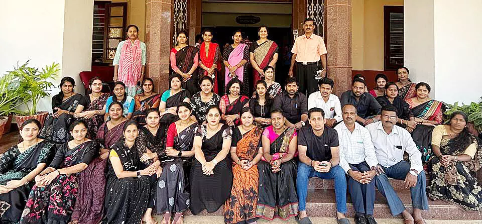 ಇನ್ನು ಪಾವತಿಯಾಗದ ಏಳು ತಿಂಗಳ ವೇತನ: ತರಗತಿ ಬಹಿಷ್ಕರಿಸಿ ಧರಣಿ ನಡೆಸುತ್ತಿರುವ ಎಫ್‌ಎಂಸಿ ಕಾಲೇಜಿನ ಅತಿಥಿ ಉಪನ್ಯಾಸಕರು