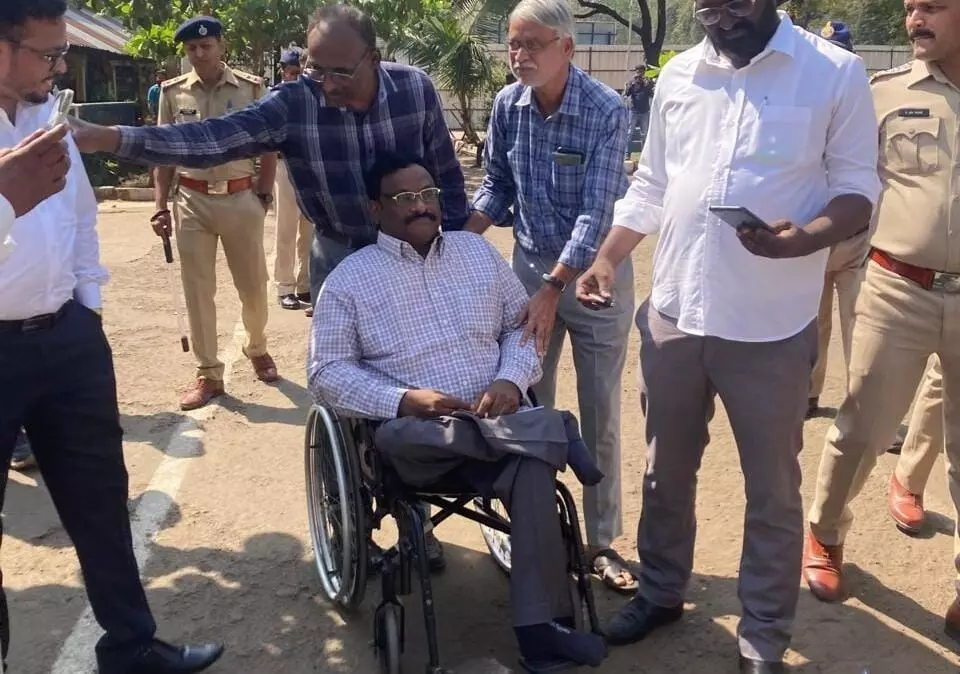 10 ವರ್ಷಗಳ ಜೈಲುವಾಸದ ಬಳಿಕ ದೋಷಮುಕ್ತರಾಗಿ ಜೈಲಿನಿಂದ ಹೊರಬಂದ ಪ್ರೊ. ಜಿ.ಎನ್. ಸಾಯಿಬಾಬಾ