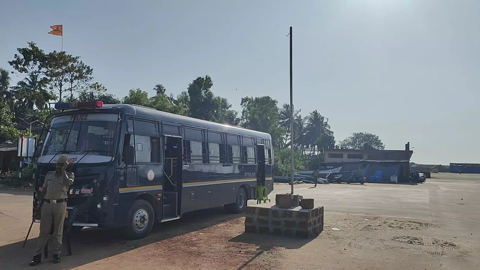 ಭಟ್ಕಳ: ಹೆಬಳೆ ಪಂಚಾಯತ್ ವ್ಯಾಪ್ತಿಯ ಅನಧಿಕೃತ ‘ನಾಮಫಲಕ’, ಭಗವಾದ್ವಜ ತೆರವು; ಸ್ಥಳದಲ್ಲಿ ಬಿಗಿ ಪೊಲೀಸ್ ಬಂದೋಬಸ್ತ್ ಭಟ್ಕಳ: ಹೆಬಳೆ ಪಂಚಾಯತ್ ವ್ಯಾಪ್ತಿಯ ಅನಧಿಕೃತ ‘ನಾಮಫಲಕ’, ಭಗವಾದ್ವಜ ತೆರವು; ಸ್ಥಳದಲ್ಲಿ ಬಿಗಿ ಪೊಲೀಸ್ ಬಂದೋಬಸ್ತ್