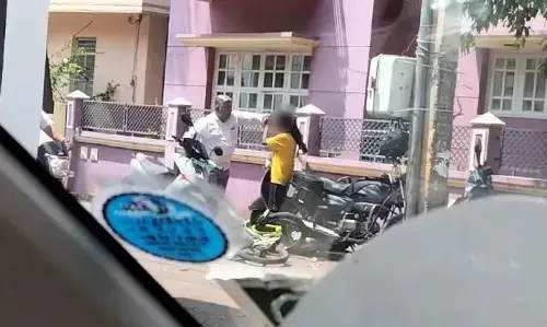 ಮಂಡ್ಯ | ಸ್ಕೂಟರ್ ಗೆ ಅಡ್ಡ ಬಂದ ಸೈಕಲ್: ಶಾಲಾ ಬಾಲಕಿಗೆ ವ್ಯಕ್ತಿಯಿಂದ ಹಲ್ಲೆ; ದೂರು ದಾಖಲು