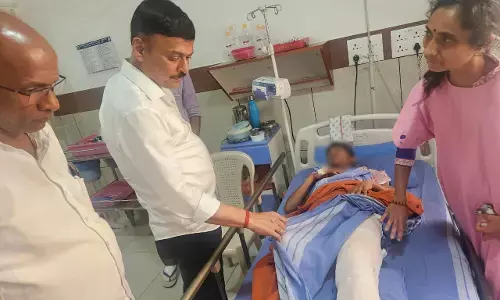 ಬೆಂಕಿ ತಗುಲಿ ಗಾಯಗೊಂಡ ವಿದ್ಯಾರ್ಥಿಯನ್ನು ಭೇಟಿಯಾದ ಶಾಸಕ ರಾಜೇಶ್ ನಾಯ್ಕ್