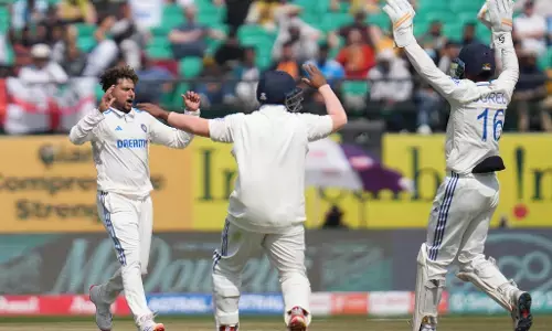 5ನೇ ಟೆಸ್ಟ್: 6 ವಿಕೆಟ್ ಕಳೆದುಕೊಂಡು ಸಂಕಷ್ಟಕ್ಕೆ ಸಿಲುಕಿದ ಇಂಗ್ಲೆಂಡ್