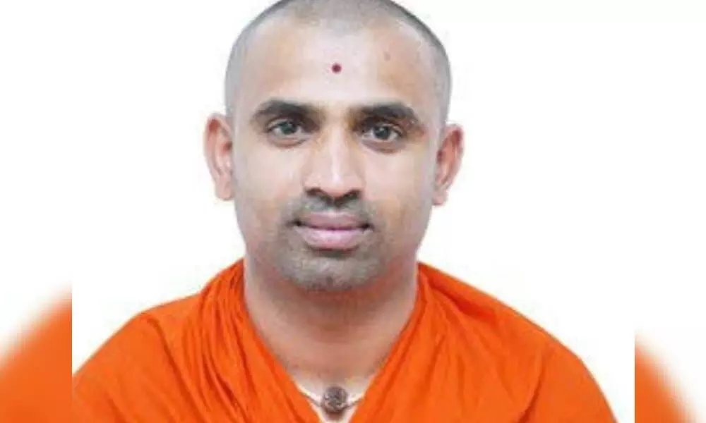 ಕುಣಿಗಲ್: ಪೊಕ್ಸೊ ಪ್ರಕರಣದಡಿ ಶ್ರೀ ವಿದ್ಯಾ ಚೌಡೇಶ್ವರಿ ಮಹಾಸಂಸ್ಥಾನ ಮಠದ ಬಾಲ ಮಂಜುನಾಥ ಸ್ವಾಮೀಜಿಯ ಬಂಧನ ಕುಣಿಗಲ್: ಪೊಕ್ಸೊ ಪ್ರಕರಣದಡಿ ಶ್ರೀ ವಿದ್ಯಾ ಚೌಡೇಶ್ವರಿ ಮಹಾಸಂಸ್ಥಾನ ಮಠದ ಬಾಲ ಮಂಜುನಾಥ ಸ್ವಾಮೀಜಿಯ ಬಂಧನ