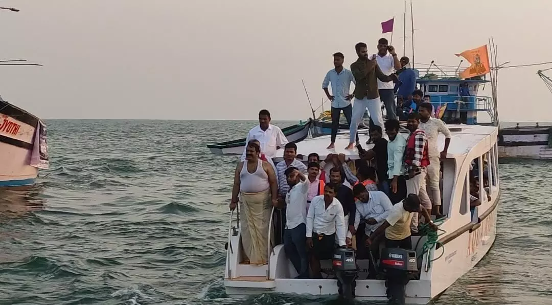 ಸಮುದ್ರದಲ್ಲಿ ಈಜಿ ಆಶ್ಚರ್ಯ ಮೂಡಿಸಿದ ಮೀನುಗಾರಿಕಾ ಸಚಿವ ಮಂಕಾಳ ವೈದ್ಯ ಸಮುದ್ರದಲ್ಲಿ ಈಜಿ ಆಶ್ಚರ್ಯ ಮೂಡಿಸಿದ ಮೀನುಗಾರಿಕಾ ಸಚಿವ ಮಂಕಾಳ ವೈದ್ಯ