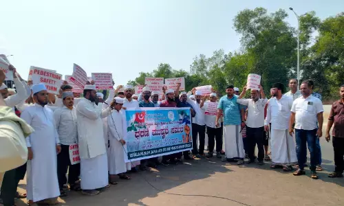 ಮಂಜೇಶ್ವರ: ರಸ್ತೆ ದಾಟಲು ಸೂಕ್ತ ವ್ಯವಸ್ಥೆ ಕಲ್ಪಿಸುವಂತೆ ಒತ್ತಾಯಿಸಿ ಪ್ರತಿಭಟನೆ