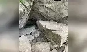 ಕಾಶ್ಮೀರ: ಕಾಡಿನ ಗುಹೆಯಲ್ಲಿ ಉಗ್ರರ ಅಡಗುದಾಣ ಪತ್ತೆ