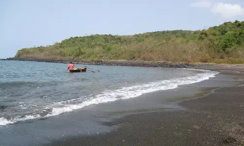 ಪ್ರವಾಸಿಗರನ್ನು ಆಕರ್ಷಿಸುತ್ತಿರುವ ಕಪ್ಪು ಮರಳಿನ ʼತೀಳ್ಮಾತಿ ಕಡಲತೀರ