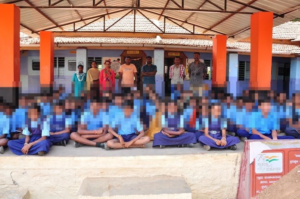 ಮಂಡ್ಯ | ʼಪಾಠ ಪೂರ್ಣಗೊಳಿಸಿಲ್ಲʼ ಎಂದು ಆರೋಪಿಸಿ ಪರೀಕ್ಷೆ ಬಹಿಷ್ಕಾರ ; ಶಿಕ್ಷಕರ ವಿರುದ್ಧ ಮಕ್ಕಳ ಜತೆ ಪೋಷಕರ ಆಕ್ರೋಶ