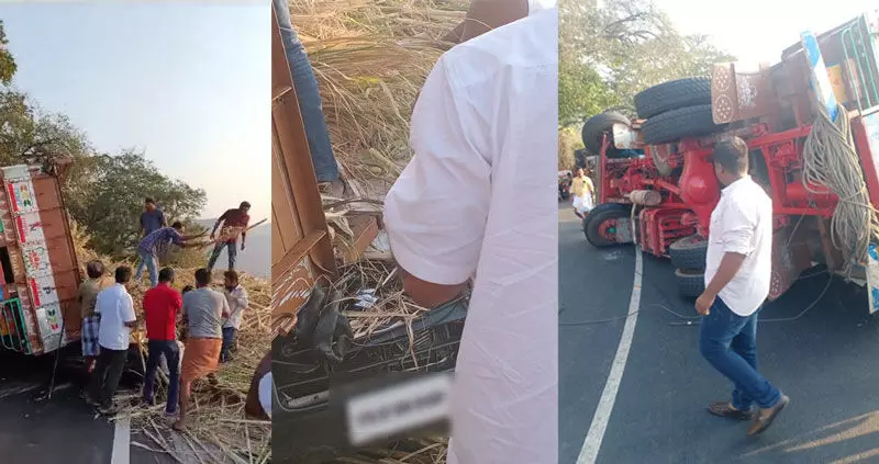 ಚಾಮರಾಜನಗರ: ಕಾರಿನ ಮೇಲೆ ಕಬ್ಬಿನ ಲಾರಿ ಪಲ್ಟಿ; ಮೂವರು ಮೃತ್ಯು ಚಾಮರಾಜನಗರ: ಕಾರಿನ ಮೇಲೆ ಕಬ್ಬಿನ ಲಾರಿ ಪಲ್ಟಿ; ಮೂವರು ಮೃತ್ಯು