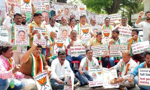 ಬೆಂಗಳೂರು: ಅನಂತ್ ಕುಮಾರ್ ಹೆಗಡೆ ವಿರುದ್ಧ ಕಾನೂನು ಕ್ರಮಕ್ಕೆ ಆಗ್ರಹಿಸಿ ಕಾಂಗ್ರೆಸ್‌ ಪ್ರತಿಭಟನೆ