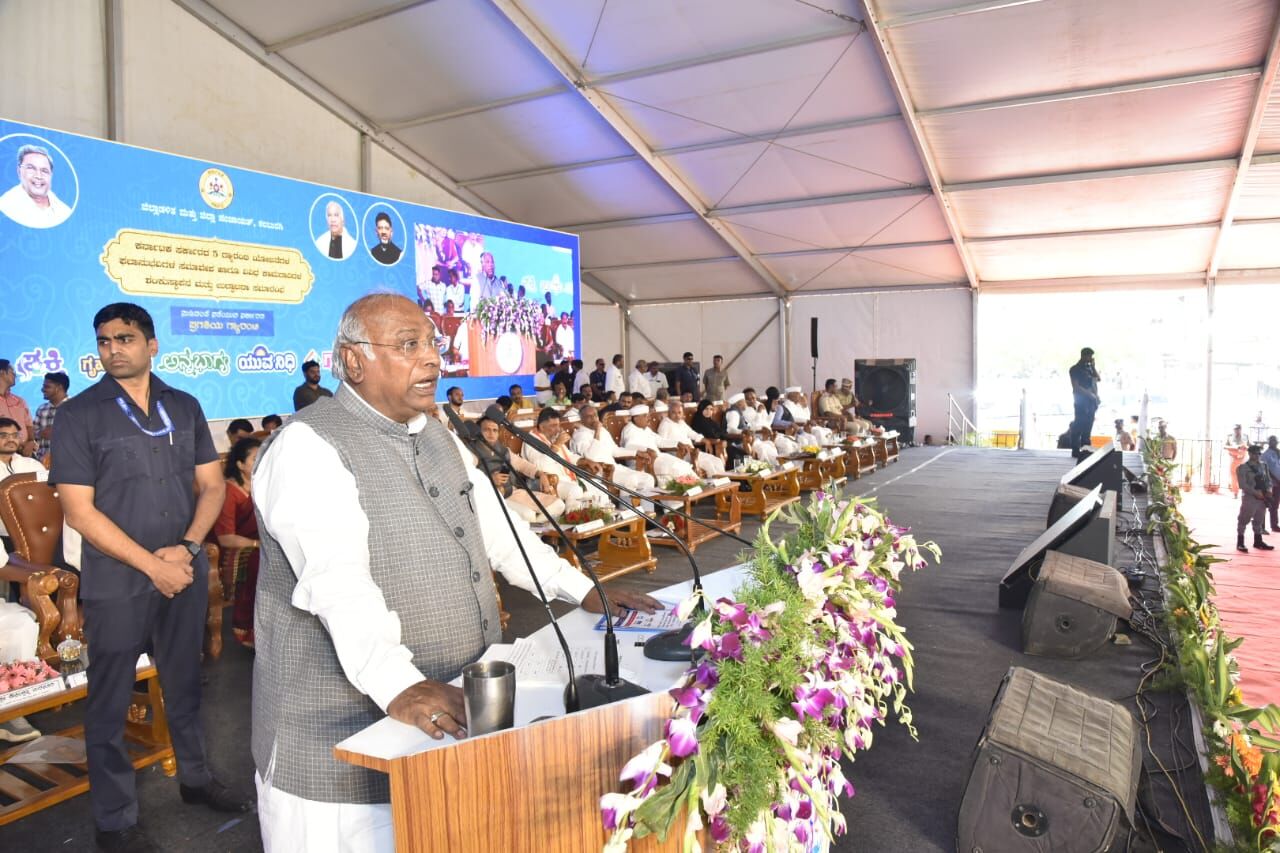 ರಾಜ್ಯ ಕಾಂಗ್ರೆಸ್ ಸರಕಾರ ನುಡಿದಂತೆ ನಡೆಯುತ್ತಿದೆ:‌ ಮಲ್ಲಿಕಾರ್ಜುನ ಖರ್ಗೆ ಮೆಚ್ಚುಗೆ