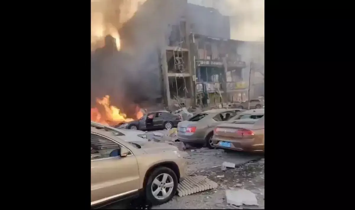 ಚೀನಾದ ಹೋಟೆಲ್ನಲ್ಲಿ ಸ್ಫೋಟ ಇಬ್ಬರು ಮೃತ್ಯು; 26 ಮಂದಿಗೆ ಗಾಯ ಚೀನಾದ ಹೋಟೆಲ್ನಲ್ಲಿ ಸ್ಫೋಟ ಇಬ್ಬರು ಮೃತ್ಯು; 26 ಮಂದಿಗೆ ಗಾಯ