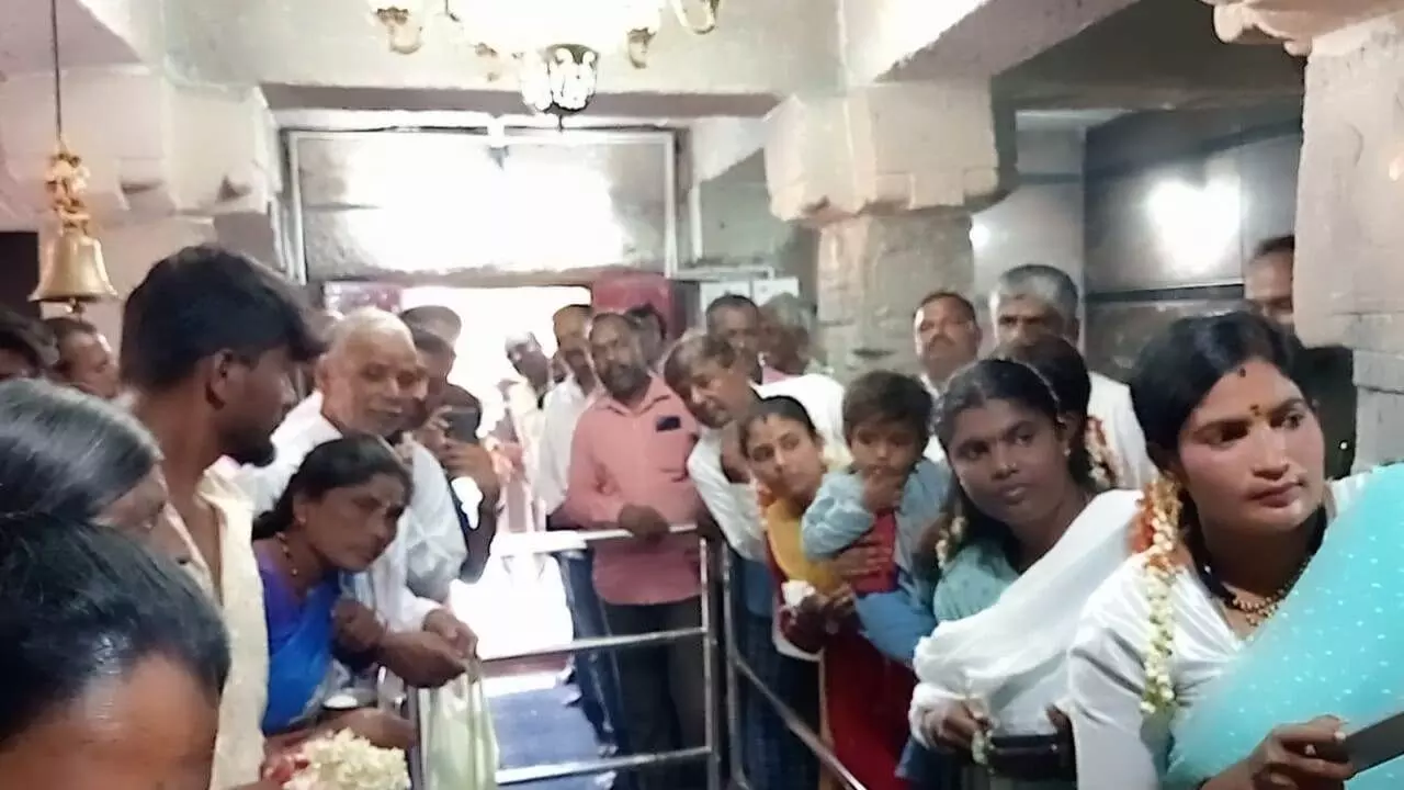 ಮಂಡ್ಯ | ಚೀರನಹಳ್ಳಿ ದೇವಸ್ಥಾನಕ್ಕೆ ದಲಿತರ ಪ್ರವೇಶ : ವಿವಾದ ಸೌಹಾರ್ದಯುತವಾಗಿ ಬಗೆಹರಿಸಿಕೊಂಡ ಗ್ರಾಮಸ್ಥರು ಮಂಡ್ಯ | ಚೀರನಹಳ್ಳಿ ದೇವಸ್ಥಾನಕ್ಕೆ ದಲಿತರ ಪ್ರವೇಶ : ವಿವಾದ ಸೌಹಾರ್ದಯುತವಾಗಿ ಬಗೆಹರಿಸಿಕೊಂಡ ಗ್ರಾಮಸ್ಥರು