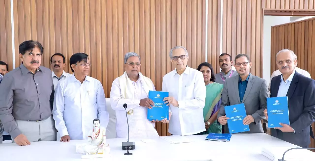 ಏಳನೇ ವೇತನ ಆಯೋಗದಿಂದ ಮುಖ್ಯಮಂತ್ರಿ ಸಿದ್ದರಾಮಯ್ಯರಿಗೆ ವರದಿ ಹಸ್ತಾಂತರ