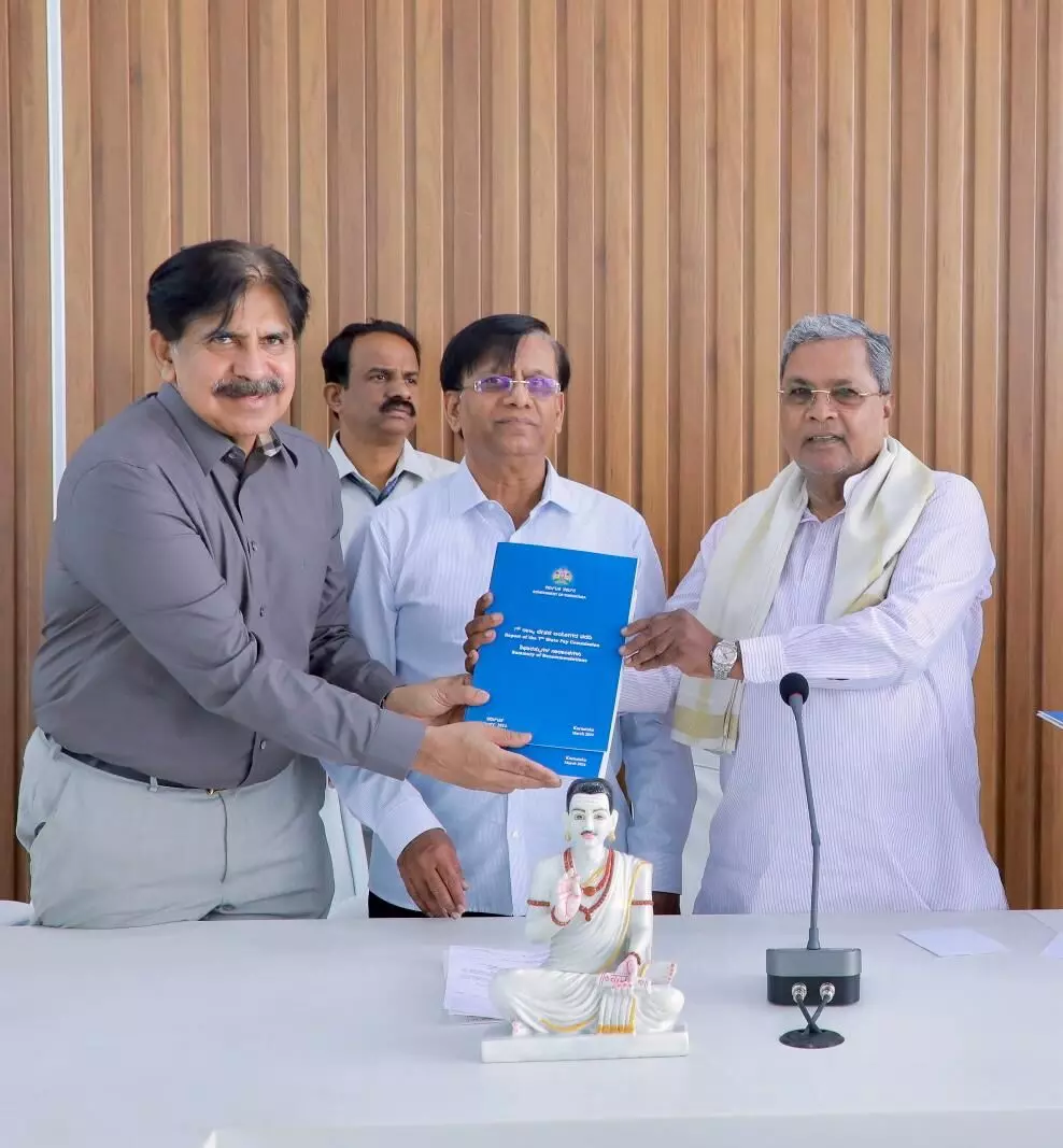 ಏಳನೇ ವೇತನ ಆಯೋಗ ವರದಿ ಸಲ್ಲಿಕೆ: ಶೇ.27.5ರಷ್ಟು ಹೆಚ್ಚಳಕ್ಕೆ ಶಿಫಾರಸು ಏಳನೇ ವೇತನ ಆಯೋಗ ವರದಿ ಸಲ್ಲಿಕೆ: ಶೇ.27.5ರಷ್ಟು ಹೆಚ್ಚಳಕ್ಕೆ ಶಿಫಾರಸು