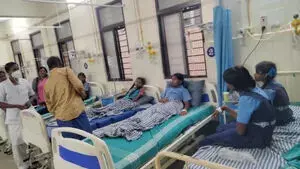 ಚಾಮರಾಜನಗರ: ಮಧ್ಯಾಹ್ನದ ಬಿಸಿಯೂಟ ಸೇವಿಸಿ ಅಸ್ವಸ್ಥಗೊಂಡ 31 ಮಂದಿ ವಿದ್ಯಾರ್ಥಿಗಳು; ಆಸ್ಪತ್ರೆಗೆ ದಾಖಲು ಚಾಮರಾಜನಗರ: ಮಧ್ಯಾಹ್ನದ ಬಿಸಿಯೂಟ ಸೇವಿಸಿ ಅಸ್ವಸ್ಥಗೊಂಡ 31 ಮಂದಿ ವಿದ್ಯಾರ್ಥಿಗಳು; ಆಸ್ಪತ್ರೆಗೆ ದಾಖಲು