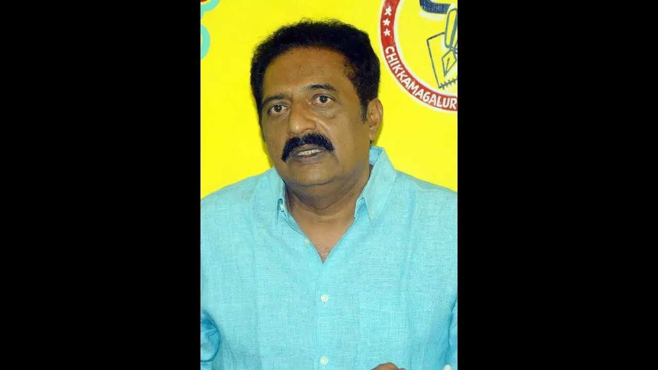 ದೇಶ ಆಳುತ್ತಿರುವ ಸರಕಾರವು ಪ್ರಶ್ನಿಸುವವರಿಗೆ ದೇಶದ್ರೋಹಿಯ ಹಣೆಪಟ್ಟಿ ಕಟ್ಟುತ್ತಿದೆ : ನಟ ಪ್ರಕಾಶ್ ರಾಜ್