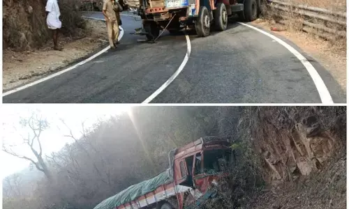 ಹನೂರು : ಕೆಟ್ಟು ನಿಂತಿದ್ದ ಲಾರಿಗೆ ಇನ್ನೊಂದು ಲಾರಿ ಢಿಕ್ಕಿ: ಚಾಲಕನಿಗೆ ಗಾಯ
