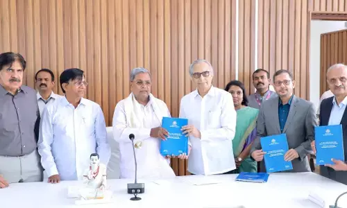 ಏಳನೇ ವೇತನ ಆಯೋಗದಿಂದ ಮುಖ್ಯಮಂತ್ರಿ ಸಿದ್ದರಾಮಯ್ಯರಿಗೆ ವರದಿ ಹಸ್ತಾಂತರ