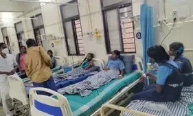 ಚಾಮರಾಜನಗರ: ಮಧ್ಯಾಹ್ನದ ಬಿಸಿಯೂಟ ಸೇವಿಸಿ ಅಸ್ವಸ್ಥಗೊಂಡ 31 ಮಂದಿ ವಿದ್ಯಾರ್ಥಿಗಳು; ಆಸ್ಪತ್ರೆಗೆ ದಾಖಲು