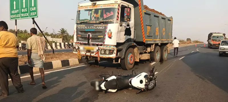 ದಾವಣಗೆರೆ: ಬೈಕ್ ಗೆ ಟಿಪ್ಪರ್ ಢಿಕ್ಕಿ; ಇಬ್ಬರು ಮೃತ್ಯು ದಾವಣಗೆರೆ: ಬೈಕ್ ಗೆ ಟಿಪ್ಪರ್ ಢಿಕ್ಕಿ; ಇಬ್ಬರು ಮೃತ್ಯು