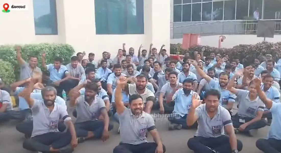 ಕೋಲಾರ: ಪ್ರತಿಭಟನಾ ನಿರತ ಕಾರ್ಮಿಕರ ಮೇಲೆ ಹಲ್ಲೆ; ದೂರು ದಾಖಲು ಕೋಲಾರ: ಪ್ರತಿಭಟನಾ ನಿರತ ಕಾರ್ಮಿಕರ ಮೇಲೆ ಹಲ್ಲೆ; ದೂರು ದಾಖಲು