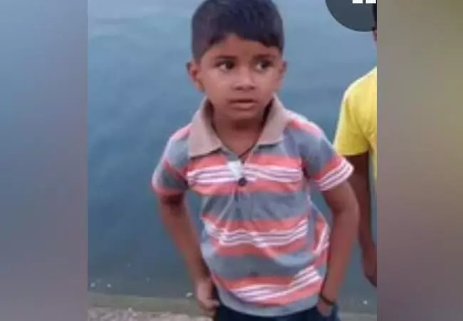 ದಾವಣಗೆರೆ | ಪಾನಿಪೂರಿ ಸೇವಿಸಿ 19 ಮಕ್ಕಳು ಅಸ್ವಸ್ಥ ಪ್ರಕರಣ: ಚಿಕಿತ್ಸೆ ಫಲಿಸದೆ ಓರ್ವ ಬಾಲಕ ಸಾವು ದಾವಣಗೆರೆ | ಪಾನಿಪೂರಿ ಸೇವಿಸಿ 19 ಮಕ್ಕಳು ಅಸ್ವಸ್ಥ ಪ್ರಕರಣ: ಚಿಕಿತ್ಸೆ ಫಲಿಸದೆ ಓರ್ವ ಬಾಲಕ ಸಾವು