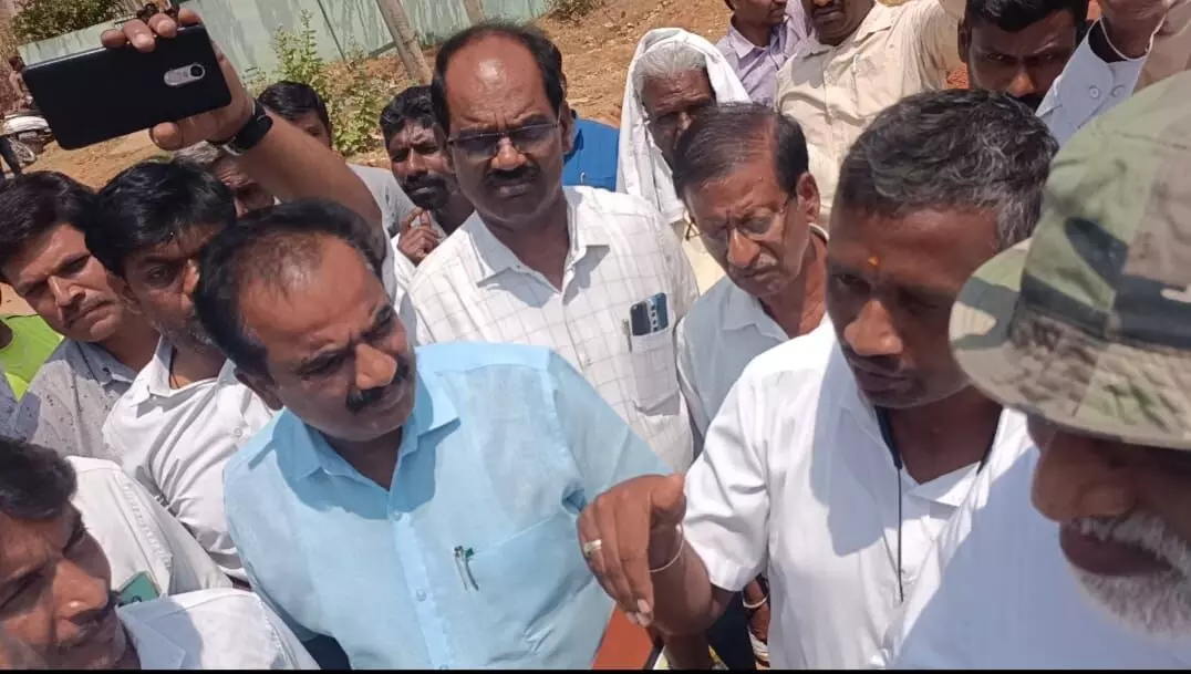 ಬೆಳದರ ಶಾಲೆ ಕಾಂಪೌಂಡ್ ಗೋಡೆ ಧ್ವಂಸ ಪ್ರಕರಣ : ಕ್ರಮ ಕೈಗೊಳ್ಳದ ಎಸ್ಪಿ ನಡೆಗೆ ವಿವಿಧ ಸಂಘಟನೆಗಳ ಆಕ್ರೋಶ ಬೆಳದರ ಶಾಲೆ ಕಾಂಪೌಂಡ್ ಗೋಡೆ ಧ್ವಂಸ ಪ್ರಕರಣ : ಕ್ರಮ ಕೈಗೊಳ್ಳದ ಎಸ್ಪಿ ನಡೆಗೆ ವಿವಿಧ ಸಂಘಟನೆಗಳ ಆಕ್ರೋಶ