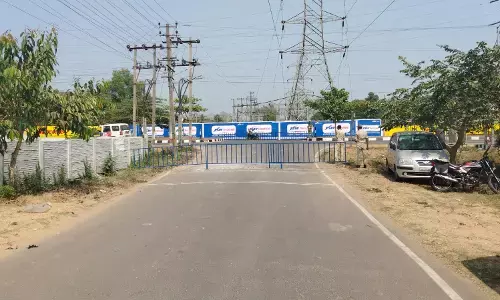 ಶಿವಮೊಗ್ಗ | ಪ್ರಧಾನಿ ಮೋದಿ ಭೇಟಿ ಹಿನ್ನಲೆಯಲ್ಲಿ ವಿವಿಧ ಗ್ರಾಮಗಳ ರಸ್ತೆ ಬಂದ್ : ಬೀದಿ ಬದಿ ವ್ಯಾಪಾರಿಗಳಿಗೂ ತಟ್ಟಿದ ಬಿಸಿ