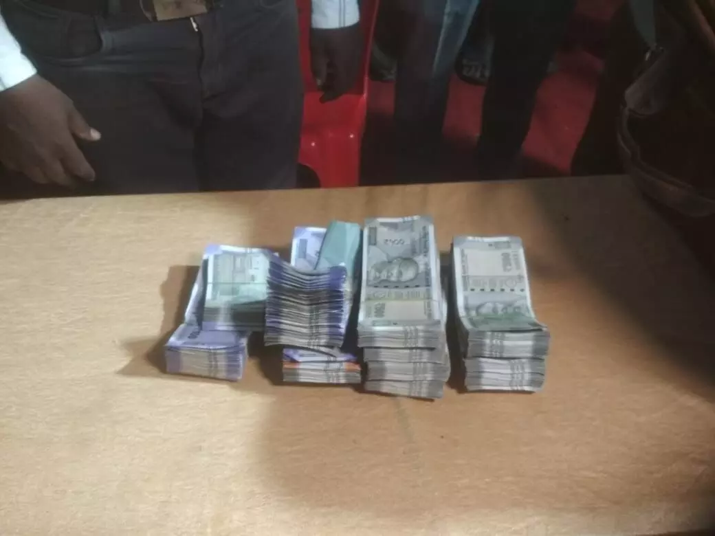 ಹುಬ್ಬಳ್ಳಿ: ದಾಖಲೆಯಿಲ್ಲದೆ ಸಾಗಿಸುತ್ತಿದ್ದ 3 ಲಕ್ಷಕ್ಕೂ ಅಧಿಕ ನಗದು ವಶ