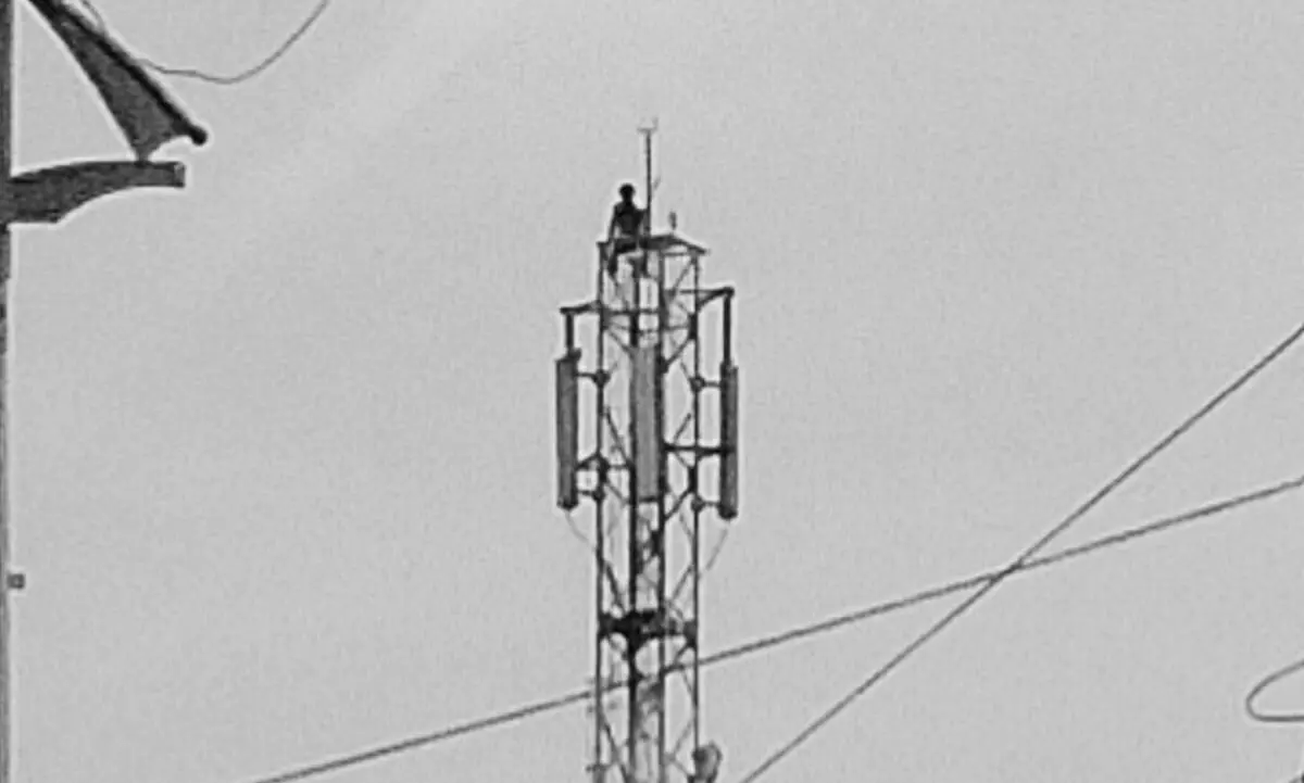 ವಿಜಯಪುರ: ಕುಡಿಯುವ ನೀರಿನ ಸಮಸ್ಯೆ ಈಡೇರಿಸಲು ಆಗ್ರಹಿಸಿ ಟವರ್ ಏರಿದ ಯುವಕ