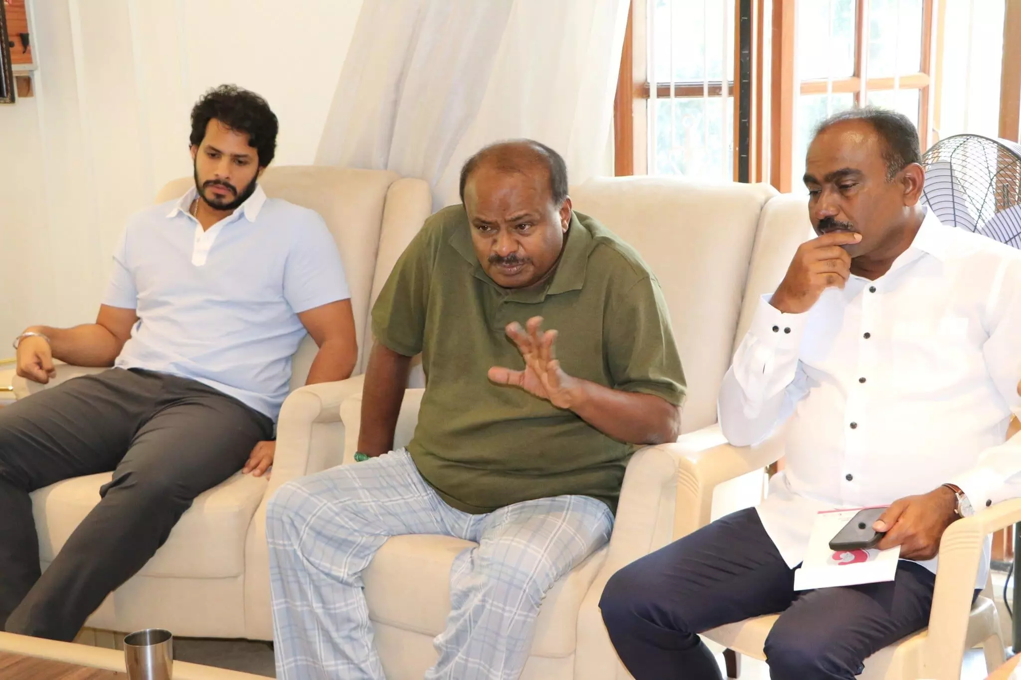 ಲೋಕಸಭಾ ಚುನಾವಣೆ: ಮಂಡ್ಯದಿಂದ ಸ್ಪರ್ಧಿಸಲು ಕುಮಾರಸ್ವಾಮಿ ನಿರ್ಧಾರ? ಲೋಕಸಭಾ ಚುನಾವಣೆ: ಮಂಡ್ಯದಿಂದ ಸ್ಪರ್ಧಿಸಲು ಕುಮಾರಸ್ವಾಮಿ ನಿರ್ಧಾರ?