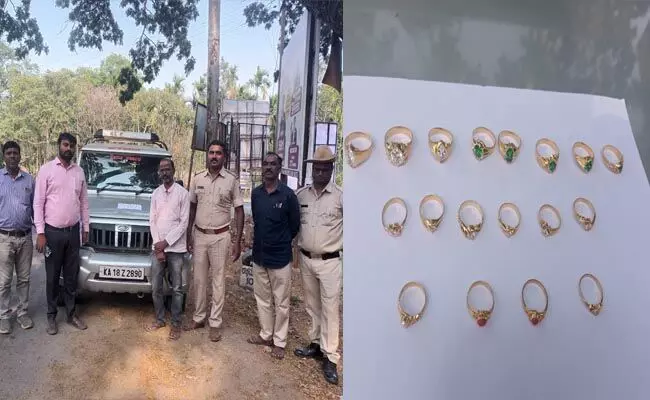 ಚಿಕ್ಕಮಗಳೂರು | ದಾಖಲೆ ಇಲ್ಲದೆ ಸಾಗಿಸುತ್ತಿದ್ದ 90ಗ್ರಾಂ. ಚಿನ್ನದ ಉಂಗುರಗಳು ಜಪ್ತಿ ಚಿಕ್ಕಮಗಳೂರು | ದಾಖಲೆ ಇಲ್ಲದೆ ಸಾಗಿಸುತ್ತಿದ್ದ 90ಗ್ರಾಂ. ಚಿನ್ನದ ಉಂಗುರಗಳು ಜಪ್ತಿ