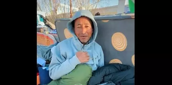 14ನೇ ದಿನಕ್ಕೆ ಕಾಲಿರಿಸಿದ ಹವಾಮಾನ ಹೋರಾಟಗಾರ ಸೋನಮ್ ವಾಂಗ್ಚುಕ್ ಅಮರಣಾಂತ ಉಪವಾಸ 14ನೇ ದಿನಕ್ಕೆ ಕಾಲಿರಿಸಿದ ಹವಾಮಾನ ಹೋರಾಟಗಾರ ಸೋನಮ್ ವಾಂಗ್ಚುಕ್ ಅಮರಣಾಂತ ಉಪವಾಸ