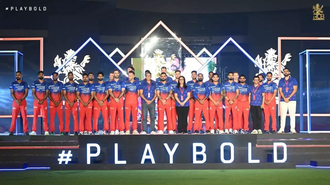 ಆರ್‌ಸಿಬಿ ಅನ್‌ಬಾಕ್ಸ್ ಸಮಾರಂಭ | ಡಬ್ಲ್ಯುಪಿಎಲ್ ಚಾಂಪಿಯನ್ ಸ್ಮೃತಿ ಮಂಧಾನ ಬಳಗಕ್ಕೆ ಆರ್‌ಸಿಬಿ ಪುರುಷರ ತಂಡದಿಂದ ಗೌರವ ರಕ್ಷೆ