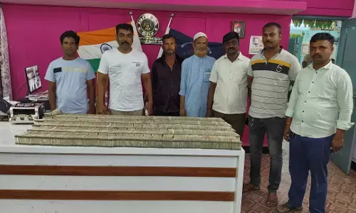 ವಿಜಯಪುರ | ಕಾರಿನಲ್ಲಿ ಸಾಗಿಸುತ್ತಿದ್ದ 2.93 ಕೋಟಿ ರೂ. ವಶ: ಇಬ್ಬರ ಬಂಧನ