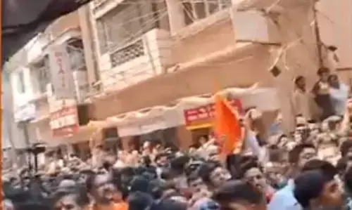 ಲೌಡ್ ಸ್ಪೀಕರ್ ಗಲಾಟೆ ಪ್ರಕರಣ: ಬೆಂಗಳೂರಿನ ನಗರತ್ ಪೇಟೆಯಲ್ಲಿ ಸಂಘ ಪರಿವಾರ ನೇತೃತ್ವದಲ್ಲಿ ಪ್ರತಿಭಟನೆ