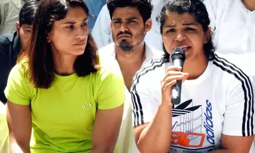 ಅಡ್ ಹಾಕ್ ಕುಸ್ತಿ ಸಮಿತಿ ವಿಸರ್ಜನೆ: ಐಒಎ ನಿರ್ಧಾರ ಖಂಡಿಸಿದ ವಿನೇಶ್ ಫೋಗಟ್, ಸಾಕ್ಷಿ ಮಲಿಕ್