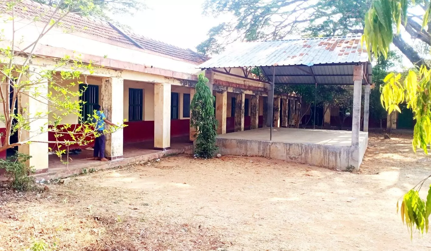 ಶಿಥಿಲಾವಸ್ಥೆಯಲ್ಲಿರುವ ಸರಗೂರಿನ ಸರಕಾರಿ ಪ್ರೌಢಶಾಲೆ ಶಿಥಿಲಾವಸ್ಥೆಯಲ್ಲಿರುವ ಸರಗೂರಿನ ಸರಕಾರಿ ಪ್ರೌಢಶಾಲೆ