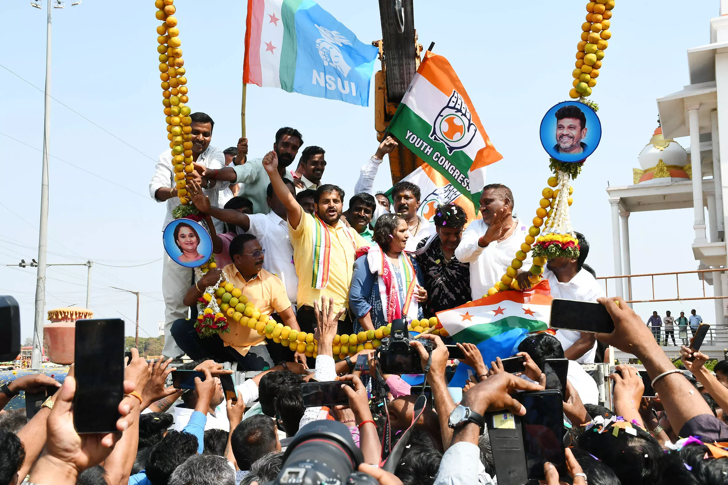 ಶಿವಮೊಗ್ಗ ಕಾಂಗ್ರೆಸ್ ಅಭ್ಯರ್ಥಿ ಗೀತಾ ಅವರ ಪರ ನಟ ಶಿವರಾಜ್ ಕುಮಾರ್ ಭರ್ಜರಿ ಪ್ರಚಾರ ಶಿವಮೊಗ್ಗ ಕಾಂಗ್ರೆಸ್ ಅಭ್ಯರ್ಥಿ ಗೀತಾ ಅವರ ಪರ ನಟ ಶಿವರಾಜ್ ಕುಮಾರ್ ಭರ್ಜರಿ ಪ್ರಚಾರ